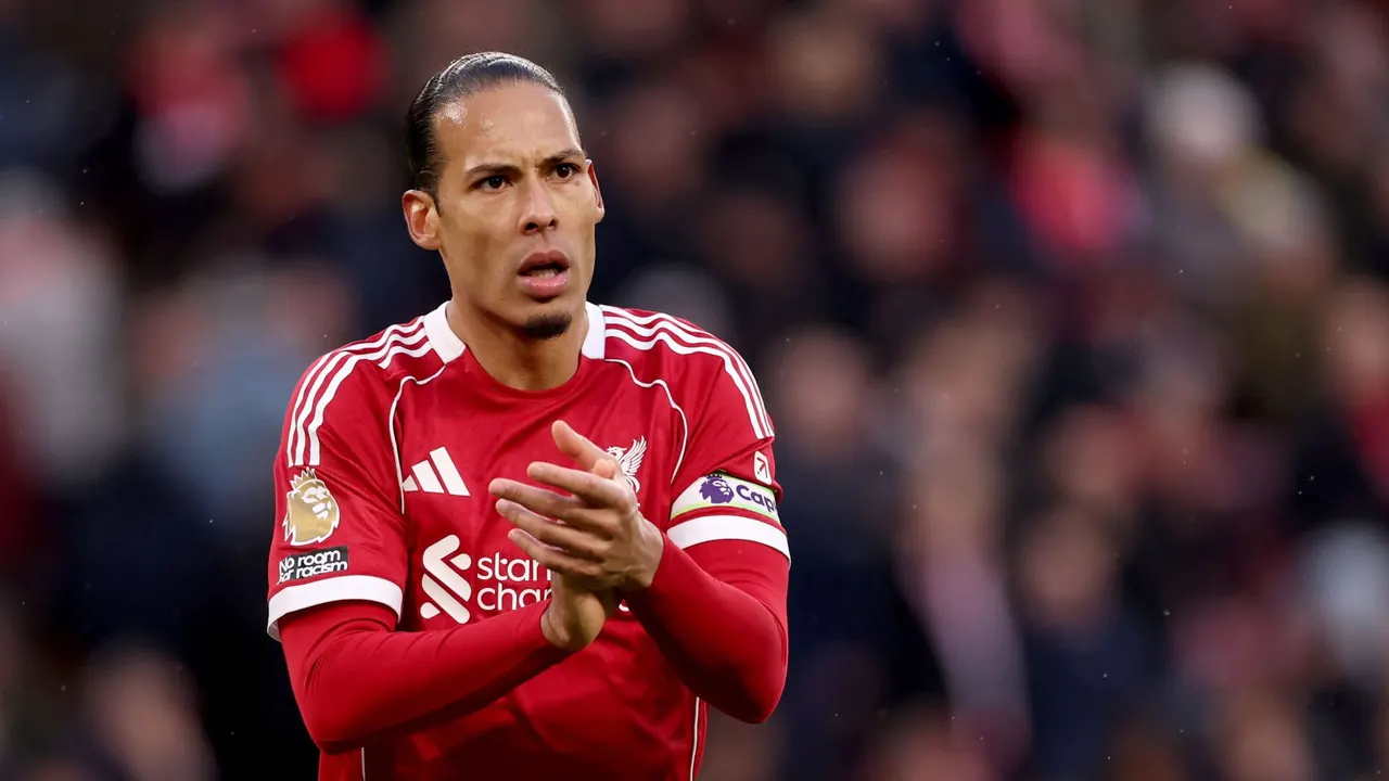 فان دايك يوجه تحذيراً لإدارة ليفربول بشأن أزمة التذاكر